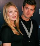 Filename=Fringe_New_York_Premiere_Arrivals_Group_Portrait_Without_Kevin_281229.jpg
Filesize=2195KiB
Dimensions=2140x3000
Date added=Mar 14, 2016 Fringe_New_York_Premiere_Arrivals_Group_Portrait_Without_Kevin_281229.jpg