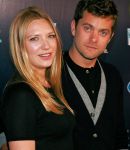 Fringe_New_York_Premiere_Arrivals_Group_Portrait_Without_Kevin_281229.jpg