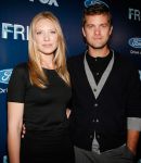 Filename=Fringe_New_York_Premiere_Arrivals_Group_Portrait_Without_Kevin_282329.jpg
Filesize=1116KiB
Dimensions=2112x3108
Date added=Mar 14, 2016 Fringe_New_York_Premiere_Arrivals_Group_Portrait_Without_Kevin_282329.jpg
