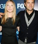 Filename=Fringe_New_York_Premiere_Arrivals_Group_Portrait_Without_Kevin_28729.jpg
Filesize=1120KiB
Dimensions=2100x3150
Date added=Mar 14, 2016 Fringe_New_York_Premiere_Arrivals_Group_Portrait_Without_Kevin_28729.jpg
