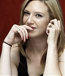 Fringe_Press_Conference_Anna_Portrait_Hands_282129.jpg