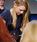 Anna_Torv_signing_autographs.jpg