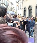 Fan_signings_on_street_281329.jpg