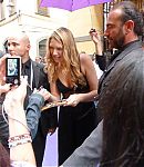 Fan_signings_on_street_282029.jpg