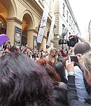 Fan_signings_on_street_282829.jpg