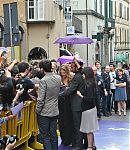 Fan_signings_on_street_283329.jpg