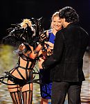 Scream_Awards_Presentation_Anna_and_Host_28929.jpg